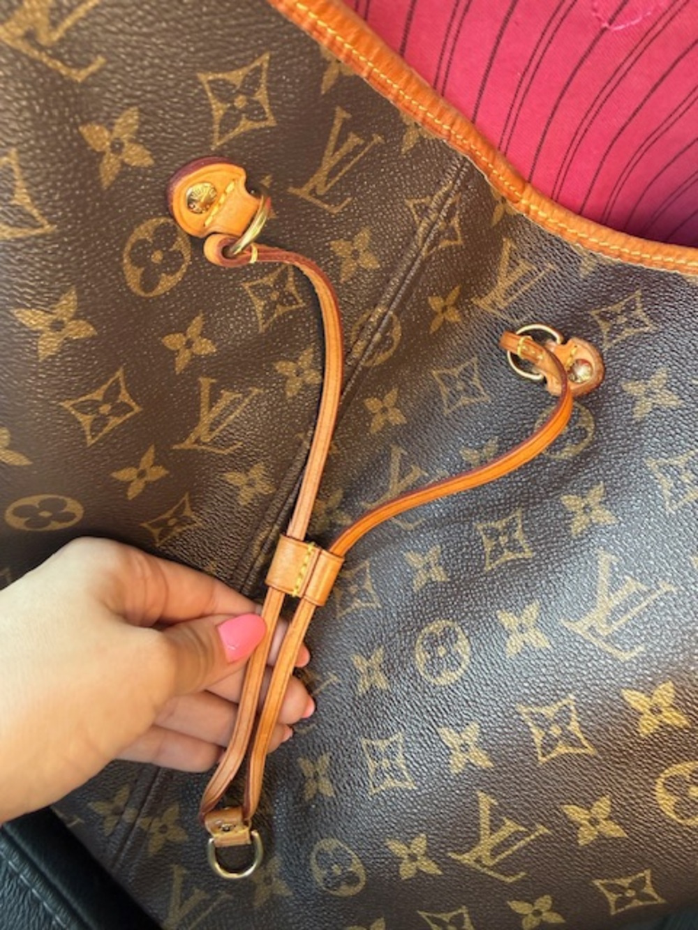Louis Vuitton Monogram Tote with Natural Vachetta Trim & Fuschia lining inside - Picture 8 of 12